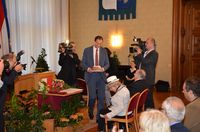 &Uuml;berreichung des Guglhupfs